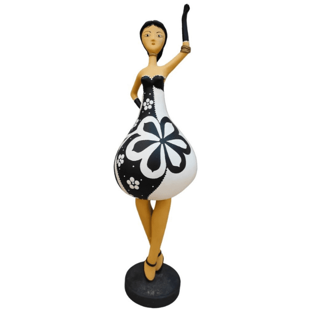 Escultura da bailarina em porongo e papel mache.