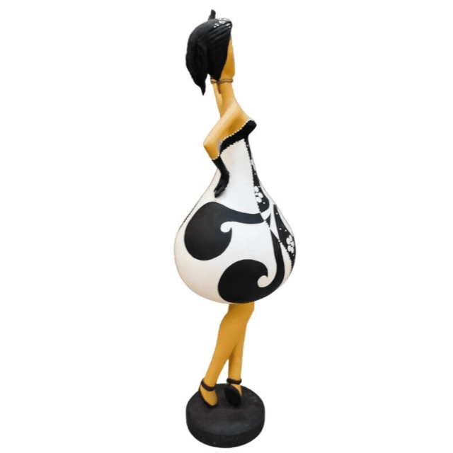 Escultura da bailarina em porongo e papel mache.
