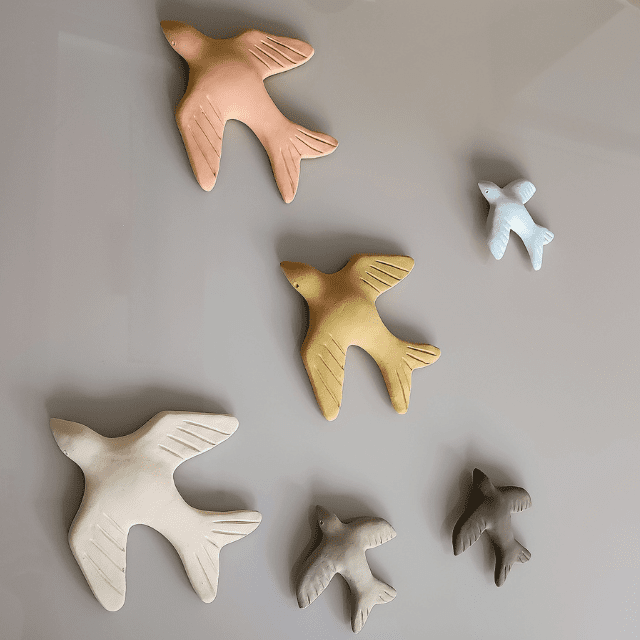 Revoada de andorinhas pintadas em cerâmica