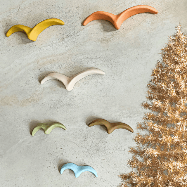 Composição de gaivotas de cerâmica coloridas para pendurar na parede