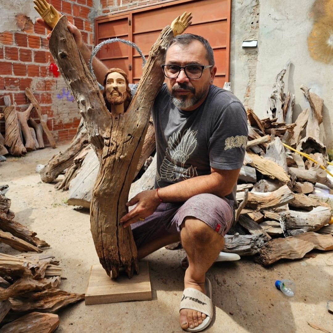 Leia mais sobre o artigo Conheça o Mestre Mazinho: Um Ícone da Arte Popular Brasileira.