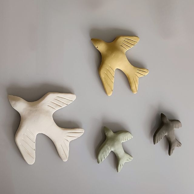 Andorinhas de cerâmica, pintadas à mão, para pendurar na parede