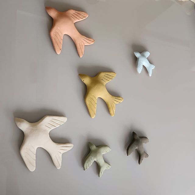 Andorinhas de cerâmica, pintadas à mão, para pendurar na parede