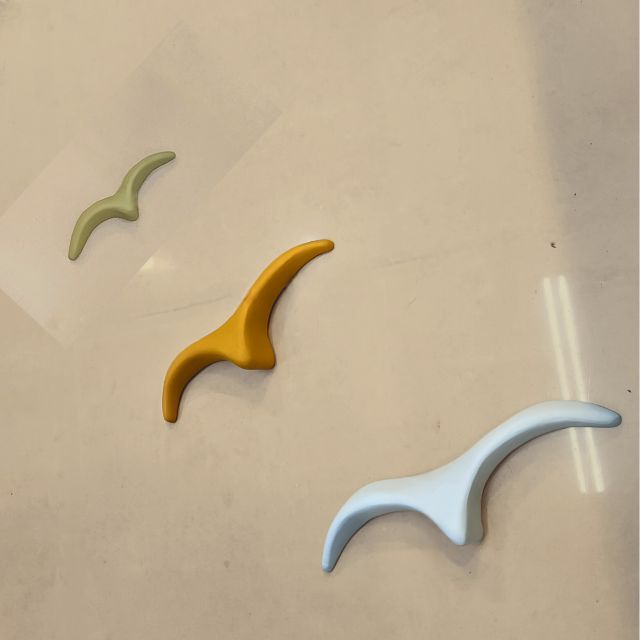 Composição de gaivotas de cerâmica coloridas para pendurar na parede