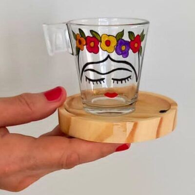 Xícara Frida com Pires em Madeira – 80ml – “Espalhe Amor Por Onde For”