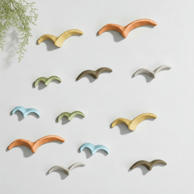Composição de gaivotas de cerâmica coloridas para pendurar na parede