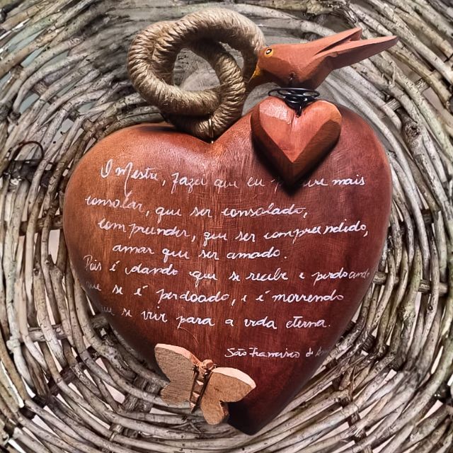 coração em madeira com a oração de São Francisco