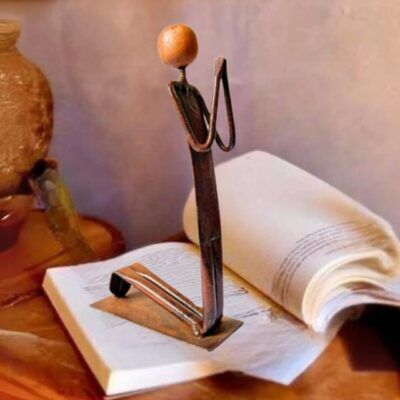 Em Oração – Escultura em Ferro e Madeira