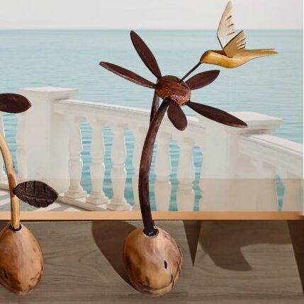 Beija-flor na flor em madeira