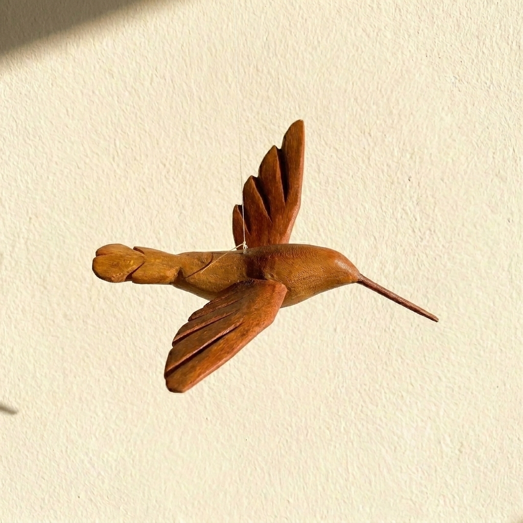 Pêndulo Beija-Flor Asas Abertas – em Madeira - Imagem 3