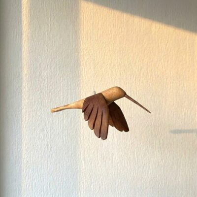 Pêndulo Beija-Flor Asas Para Baixo- em Madeira