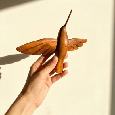 Pêndulo Beija-Flor Asas Abertas – em Madeira